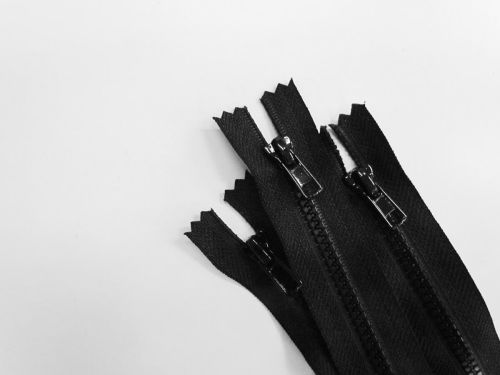 Great value 30cm Chunky Zip 3 Pack- Black- ZP37 available to order online New Zealand